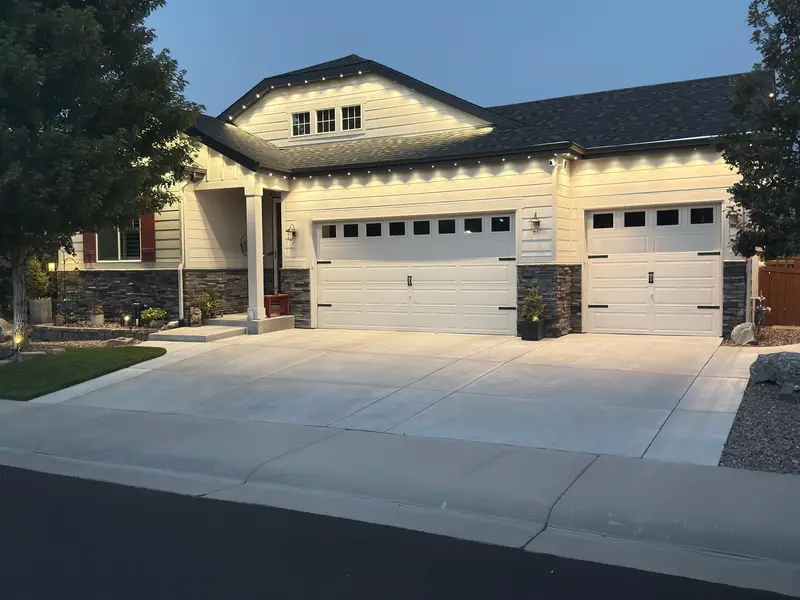 Ranch-style home in Denver Metro at dusk with Govee Pro permanent lights in SnapTrack tracing the eaves and garage in warm white